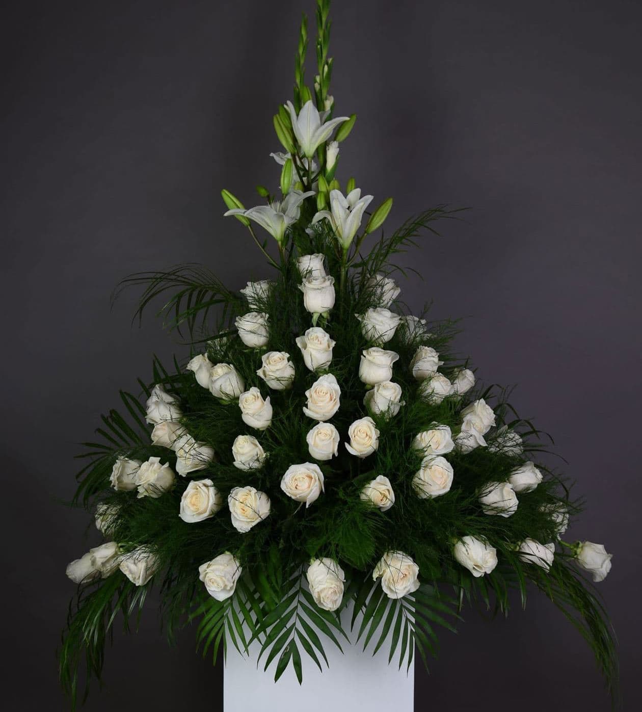 Cruces, corazones y bandejas de flores en Ferrol